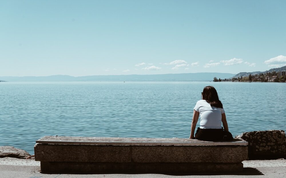 海を眺める女性